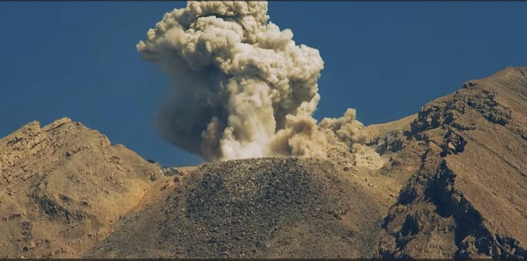 Gunung Semeru Erupsi, Semburkan Abu Setinggi 700 Meter ke Arah Barat Daya