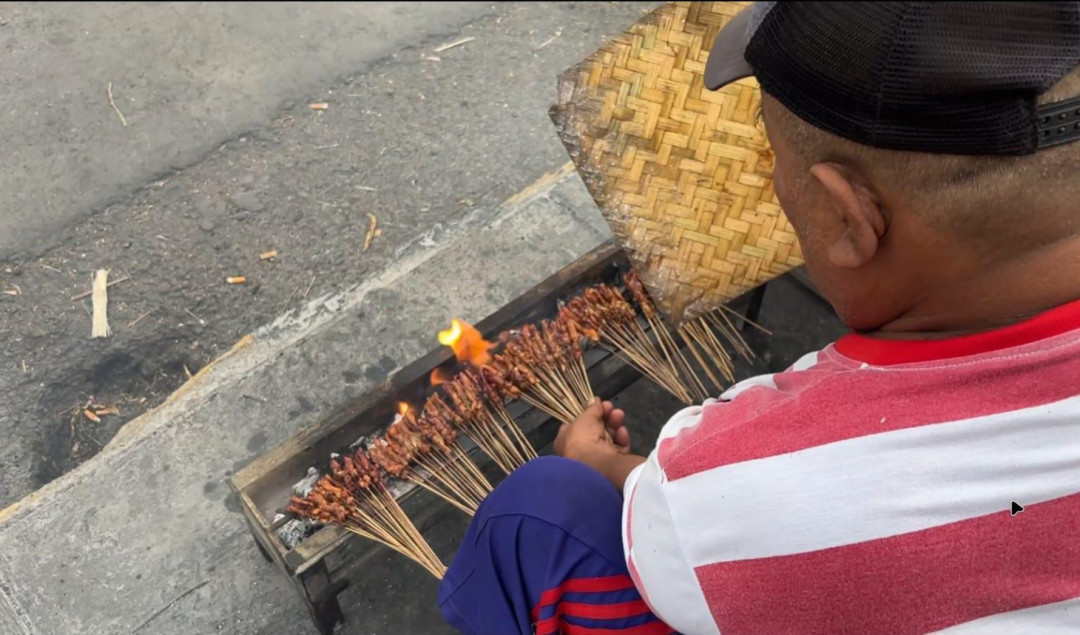 Manis dan Gurihnya Sate “Lalat” Mungil Khas Situbondo