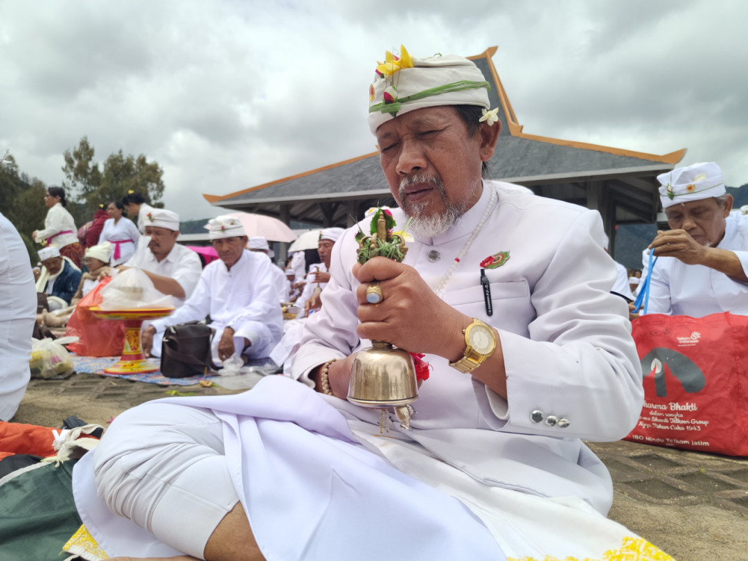 Seribu Genta  Menggema di Lautan Pasir Gunung Bromo
