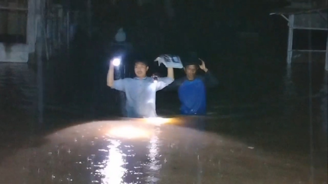 Tanggul Sungai Cijengkol Jebol, Perumahan Grand Texpia Terendam Banjir