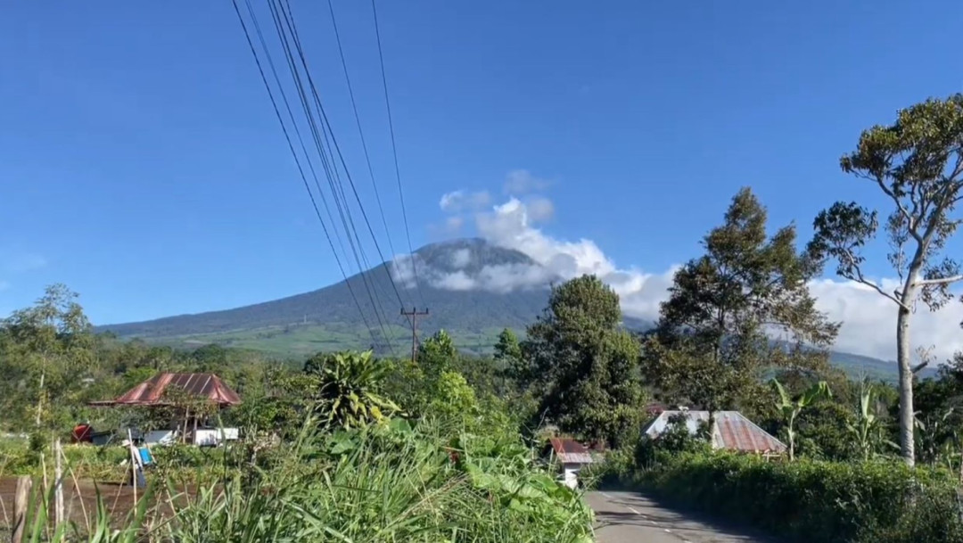 Gunung Dempo Erupsi, Kolom Abu Menjulang 3.500 Meter