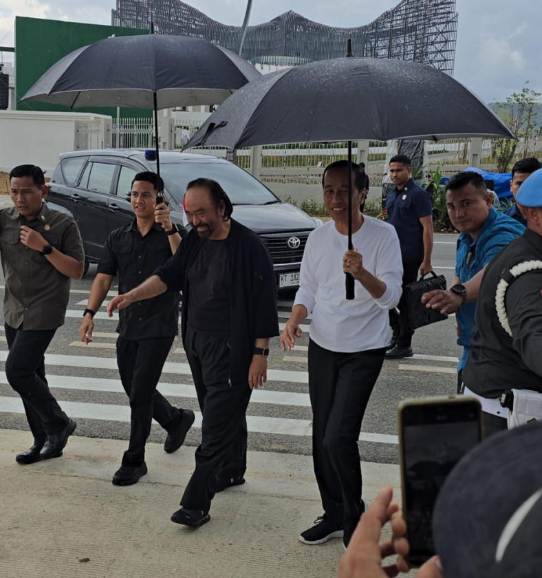 Jokowi dan Surya Paloh Berbagi Momen Santai di IKN Berjalan Hingga Berkendara dengan Mobil Boogie