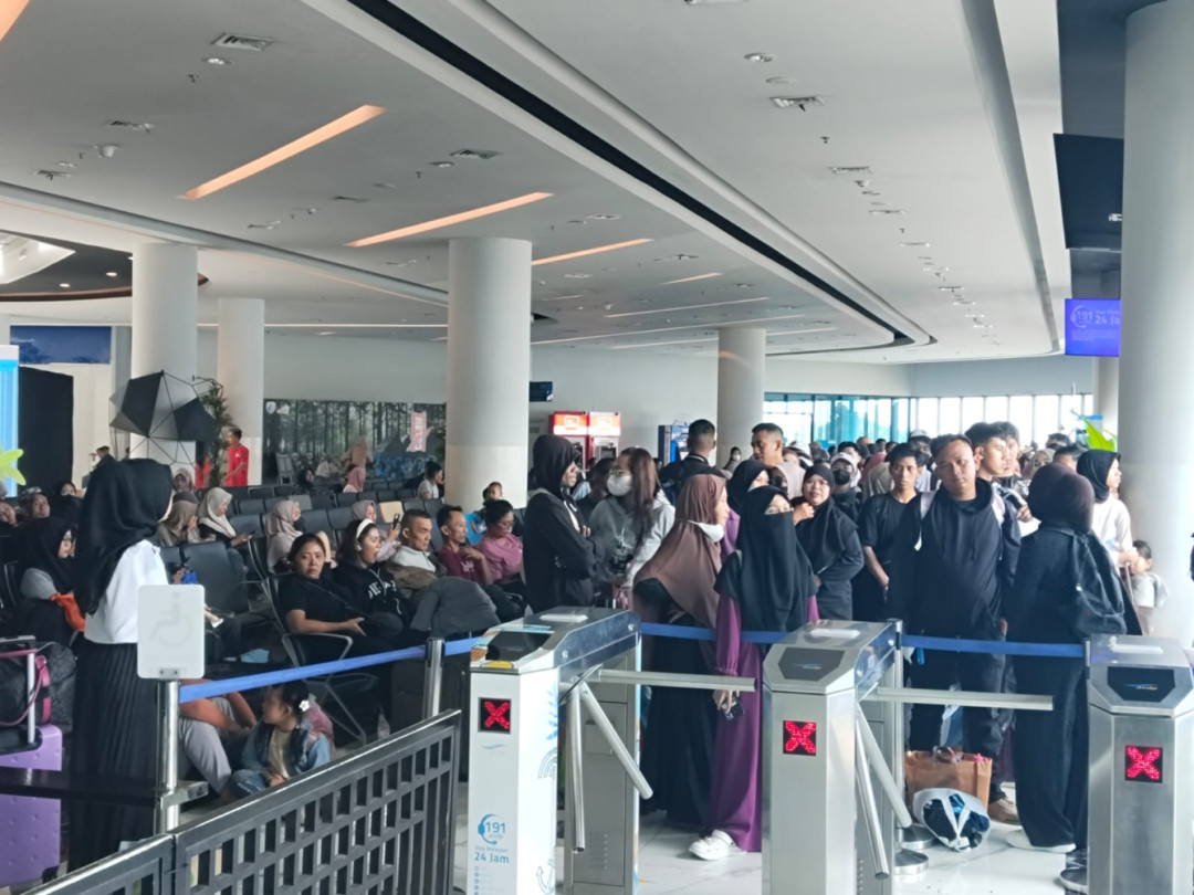 Ribuan Pemudik Pejalan Kaki Padati Pelabuhan Merak