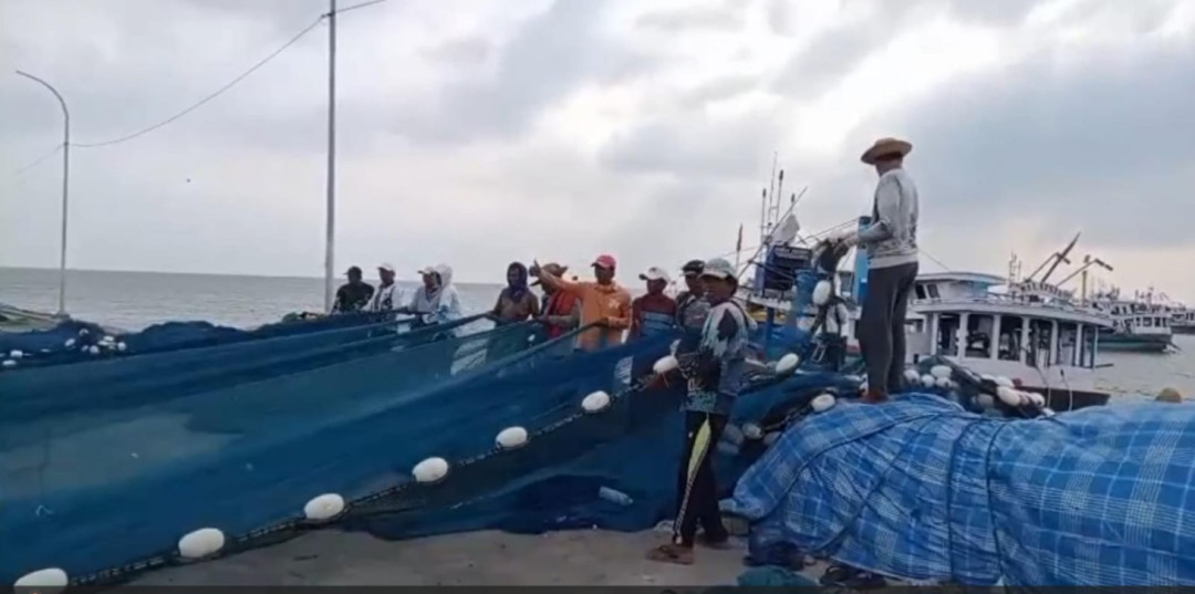 Solar Langka, Puluhan Nelayan di Pamekasan Terpaksa Berhenti Melaut