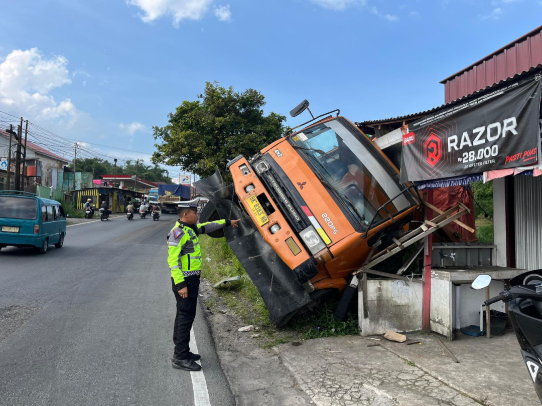 Laka Tunggal di Panyalaian, Truk Fuso Terperosok ke Sisi Jalan