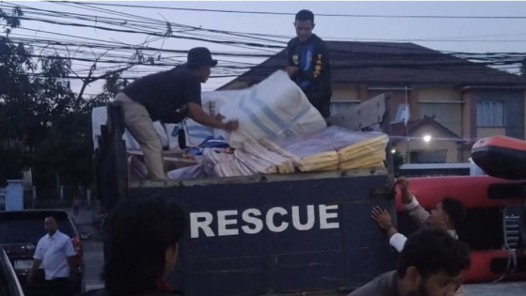 Kemensos Salurkan Bantuan Logistik bagi Korban Banjir di Karawang