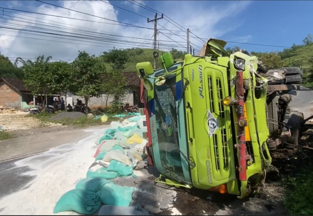 Rem Blong, Truk Muatan Batu Gamping Terguling di Jalan Gunungkidul-Wonogiri