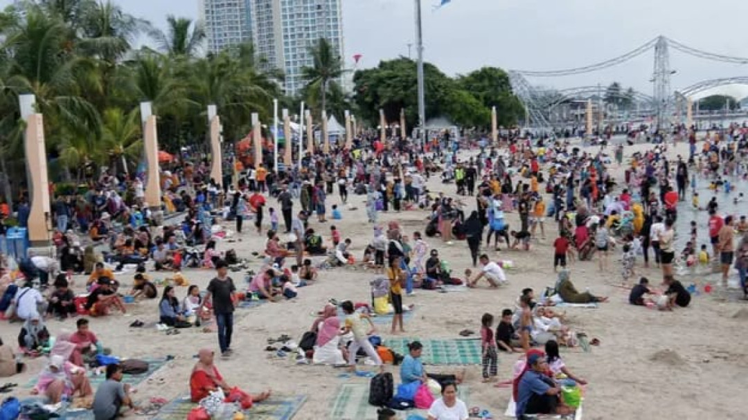 Nikmati Libur Nataru, Puluhan Ribu Warga Padati Kawasan Ancol