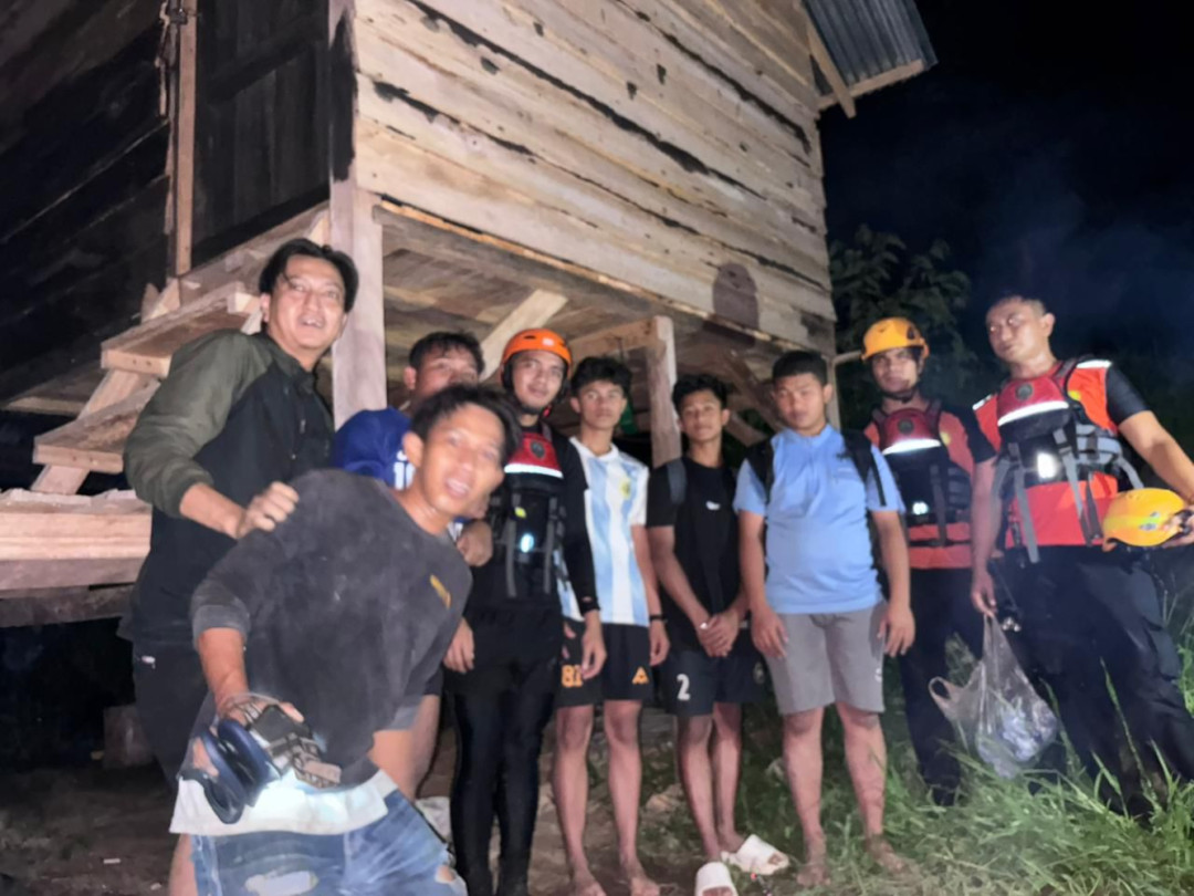 Tim SAR Evakuasi 8 Remaja Terjebak di Sungai Bangek Padang