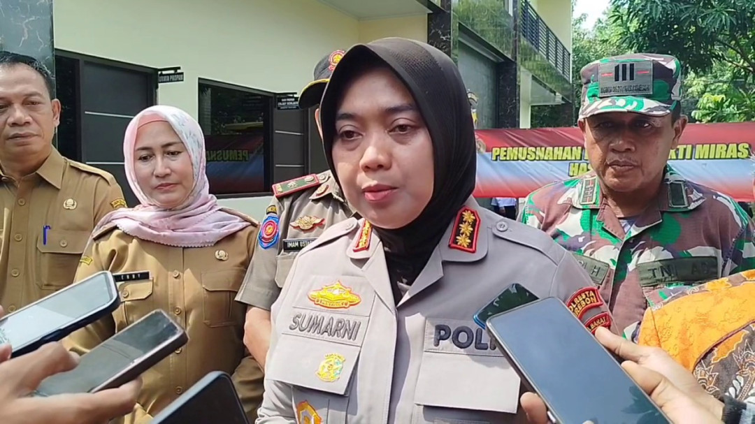 Polresta Cirebon Musnahkan Ribuan Botol Miras dan Knalpot Bising