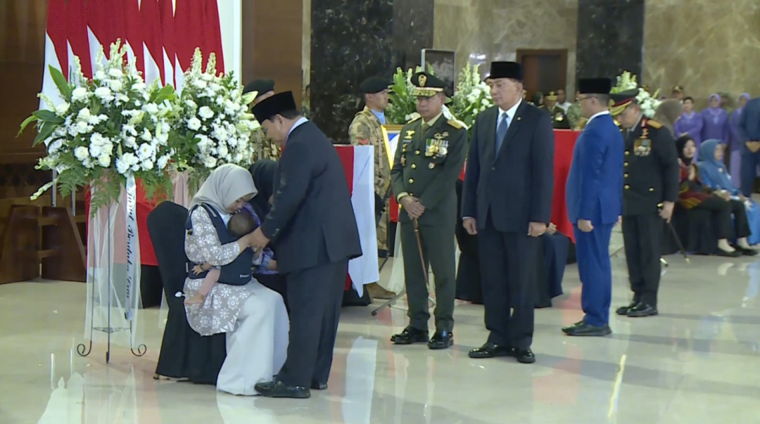 Momen Haru Presiden Prabowo Rangkul Keluarga dan Sapa Anak-Anak Prajurit TNI yang Gugur