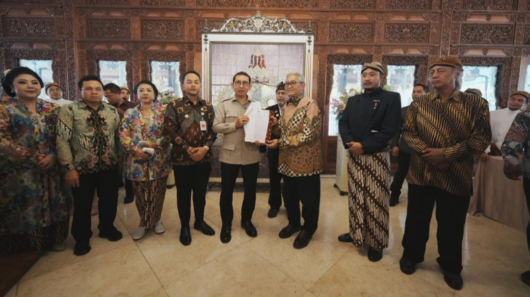 Menbud Serahkan Kepmen Penunjukan Pelaksana Kawasan Cagar Budaya Keraton Kasunanan Surakarta 