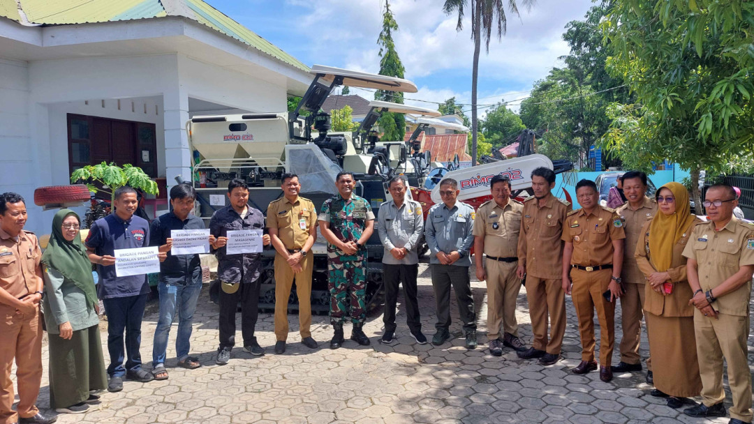 Dorong Swasembada Pangan, Kementan Salurkan Bantuan Combine Harvester di Pinrang