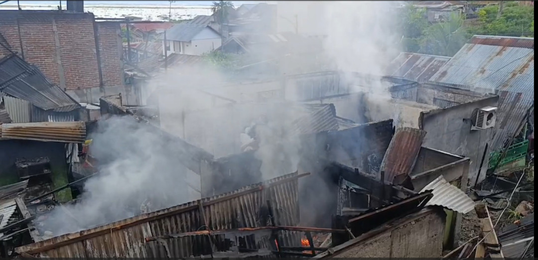 Api Melalap Rumah di Kota Barat, Warga Evakuasi Ibu Tua