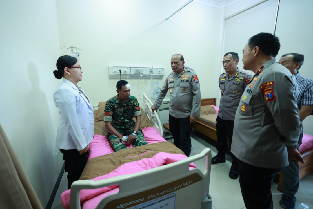 Kapolda Jatim Jenguk Anggota yang Terluka Saat Amankan Unjuk Rasa di Grahadi
