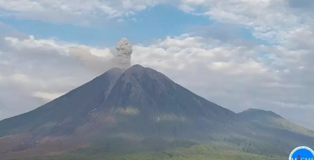Gunung Semeru Kembali Erupsi, Warga Diminta Waspada 
