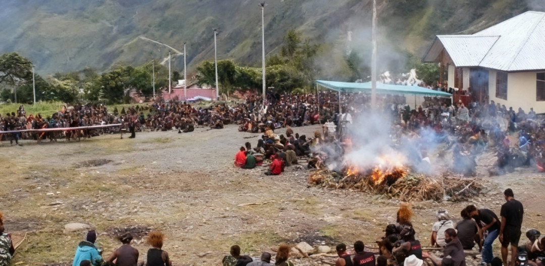 Kodim 1714 Bantu Masyarakat Gelar Bakar Batu di Puncak Jaya