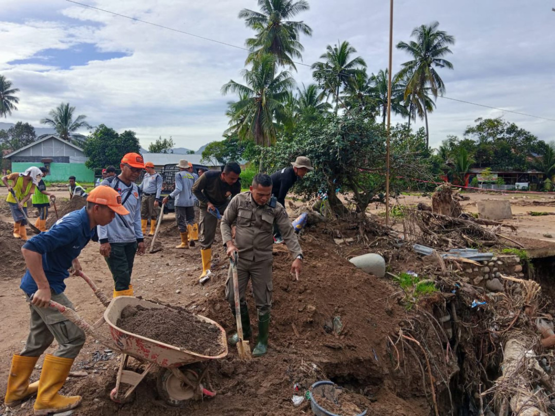 Pascabencana Padang, ASN dan Satpol PP Bergerak Bersama Bantu Warga