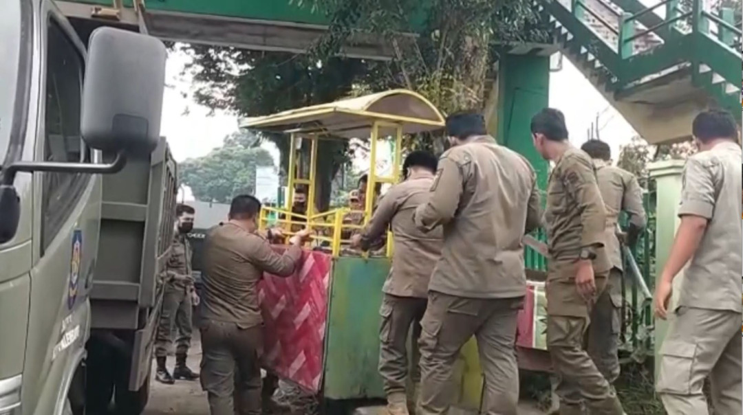 Pol PP Tertibkan Lapak Pedagang Kaki Lima Diatas Trotoar 