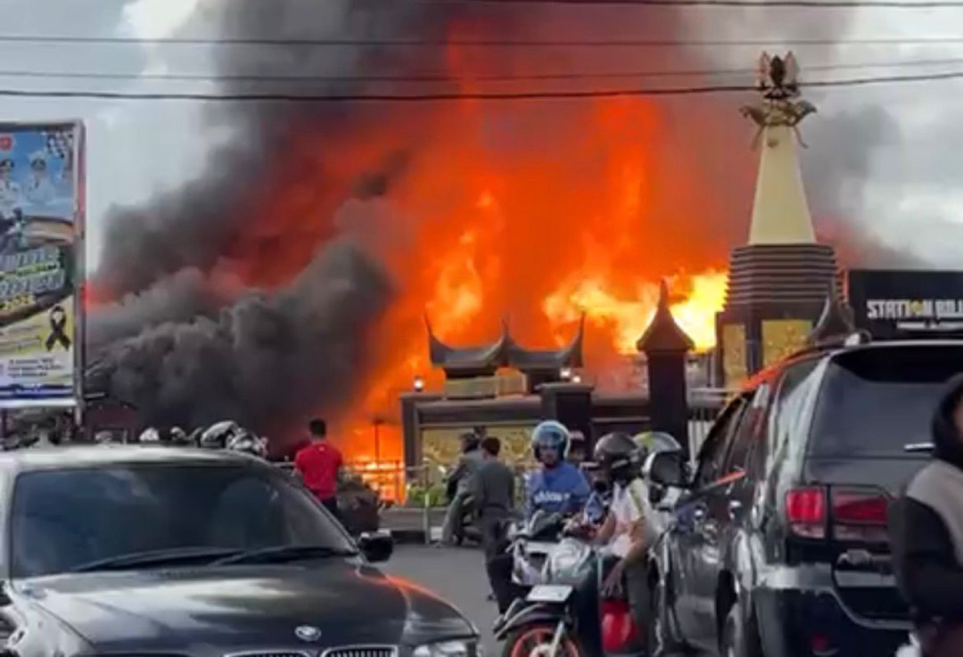 Tiga Kios Kuliner di Simpang Stasiun Bukittinggi Ludes Dilahap Api