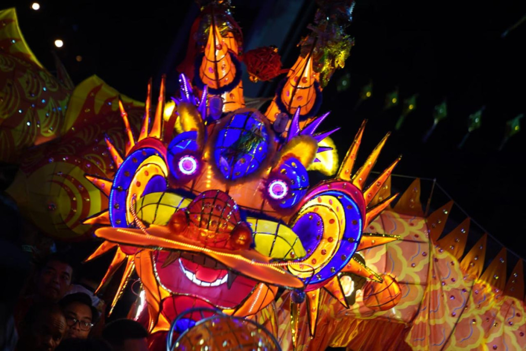 Naga Bersinar Semarakkan Cap Go Meh, Harmoni Terpancar di Jantung Pontianak