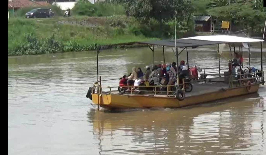 Jasa Perahu Tambangan di Sungai Brantas Jadi Favorit Pemudik