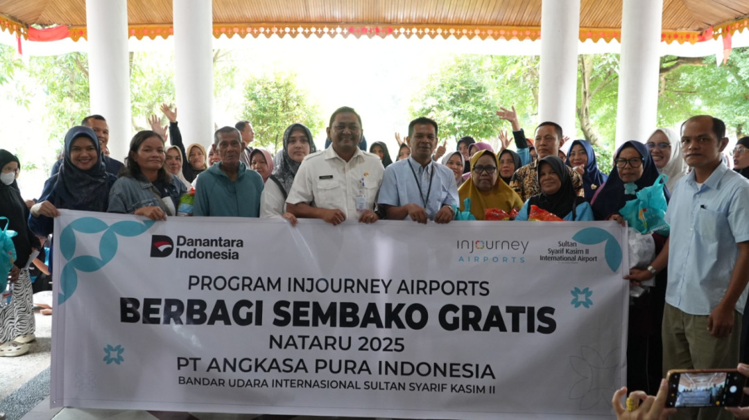 Sambut Nataru 2025, Bandara SSK II Salurkan Bantuan Sembako