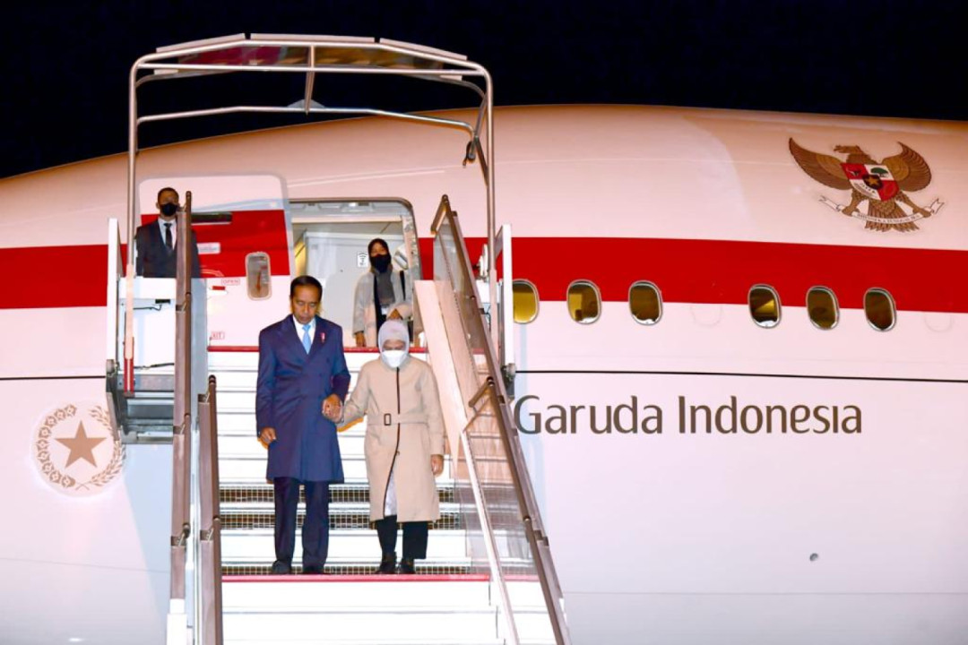 Tempuh 15 Jam Penerbangan, Presiden Jokowi dan Ibu Iriana Tiba di Brussels Disambut Cuaca Musim Dingin