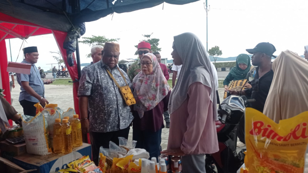 Sekda Papua Barat Pantau Ketersediaan Bahan Pokok di Fakfak