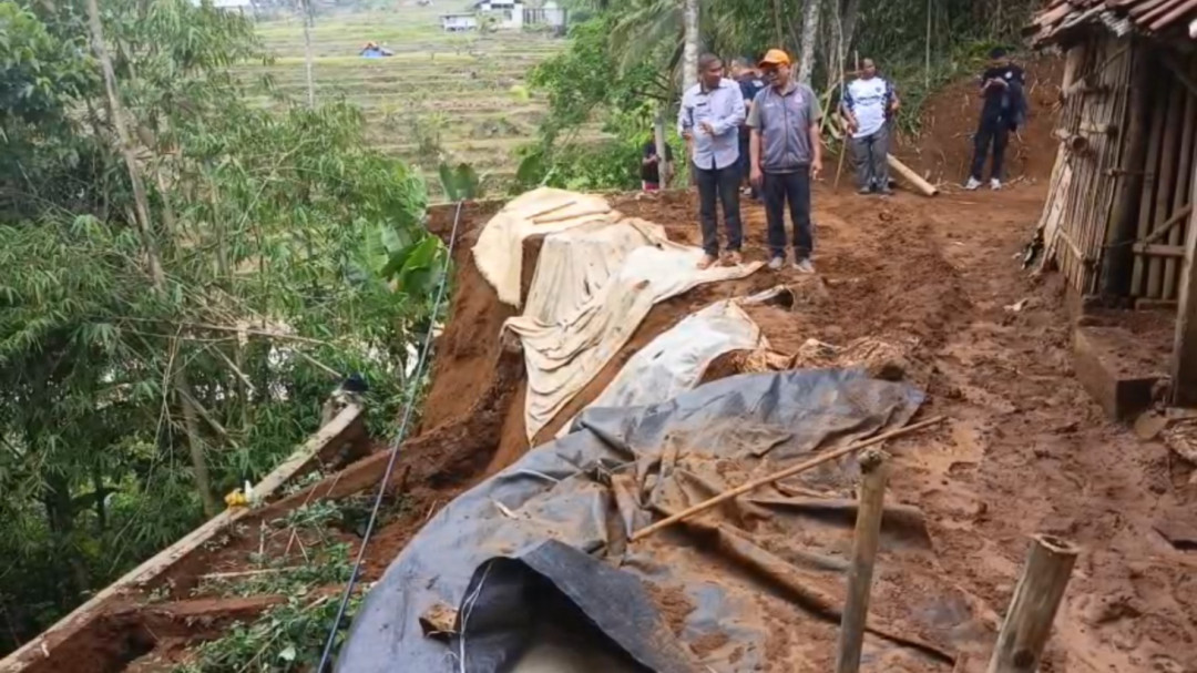 TPT Ambruk Dan Satu Rumah Jebol Diterjang Longsor