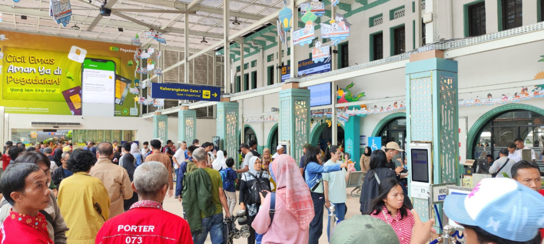 40 Ribuan Penumpang Kereta Api Stasiun Pasar Senen Datang ke Jakarta Hari Ini