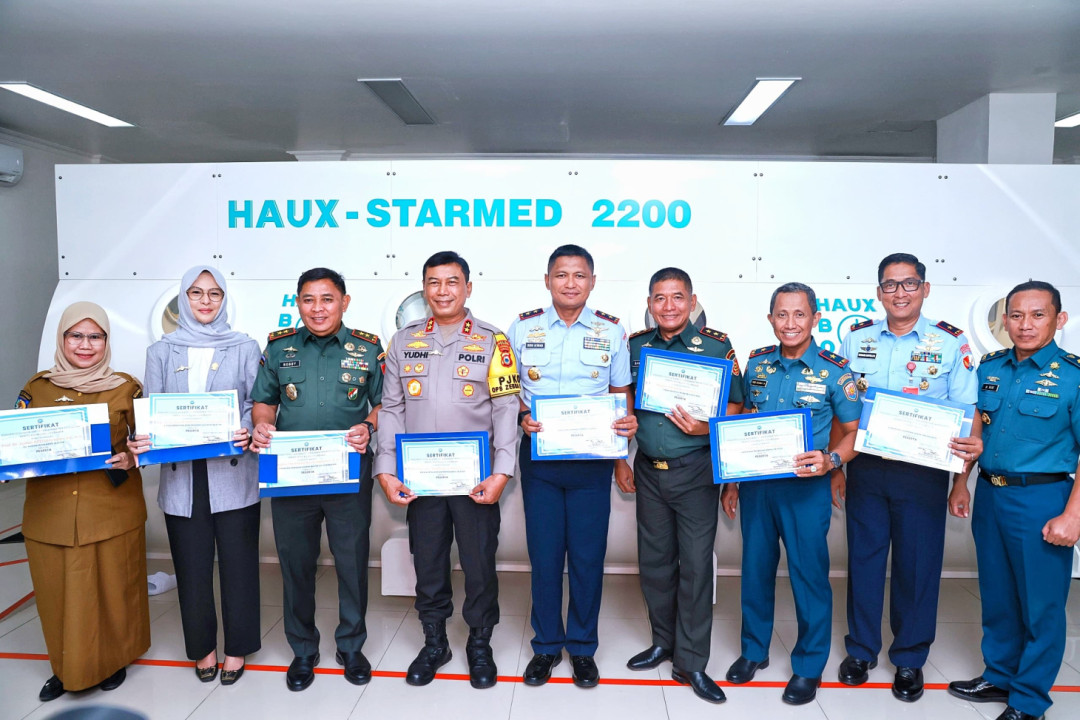 Danlanud Sultan Hasanuddin Terima Brevet Kehormatan Kesehatan Penyelaman dan Hyperbarik