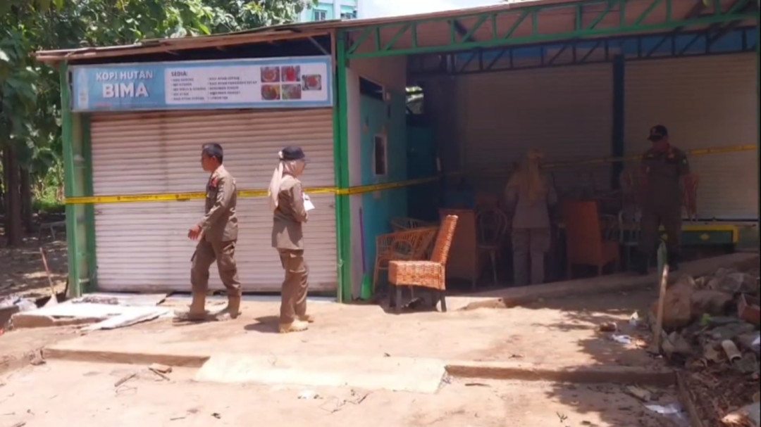 Satpol PP Kota Cirebon Tertibkan Bangunan Liar di Kawasan Stadion Bima