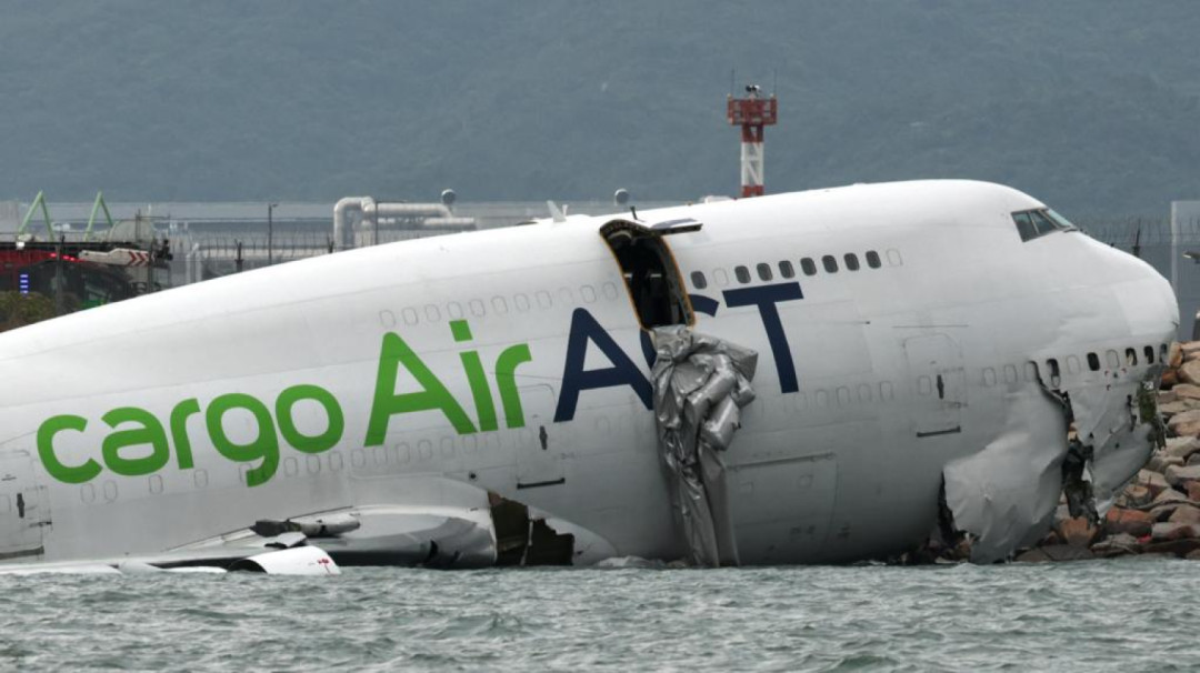 Pesawat Kargo Tergelincir ke Laut Saat Mendarat: 2 Tewas, Landasan Ditutup