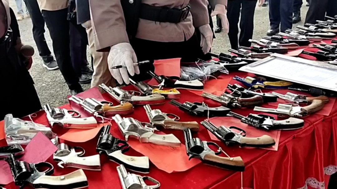 Polres Mesuji Terima Ratusan Senjata Api Rakitan dari Masyarakat