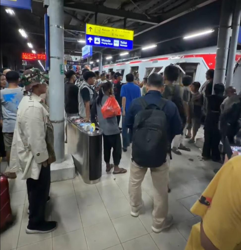 Tabrakan KA di Bekasi Timur, Korban Berjatuhan dan Penumpang Terjepit