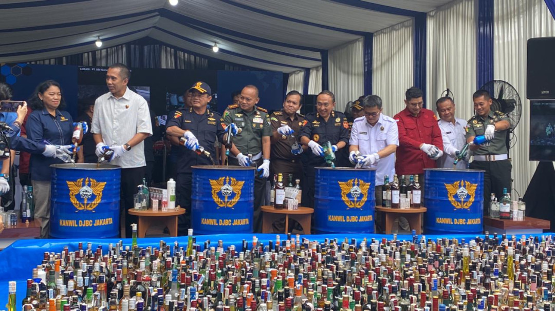 Kanwil Bea Cukai Jakarta Musnahkan Rokok-Miras Ilegal