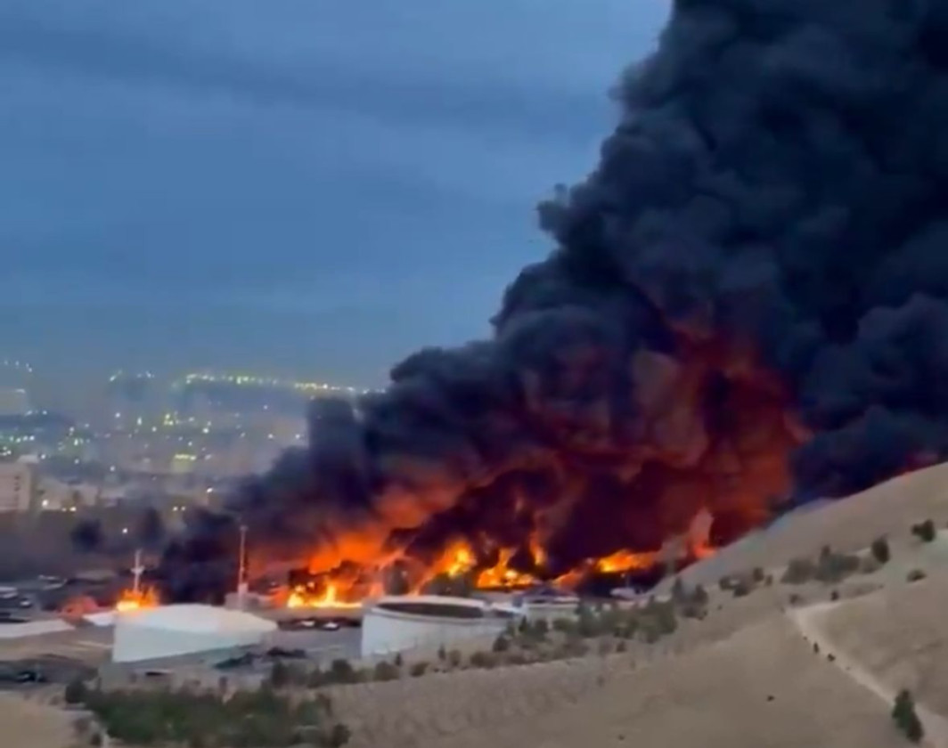 AS-Israel Serang Depot Minyak Iran, Asap Hitam Selimuti Langit Tehran