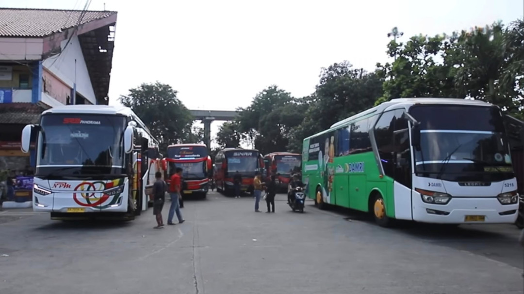 H-1 Lebaran, Arus Mudik di Terminal Kampung Rambutan Menurun