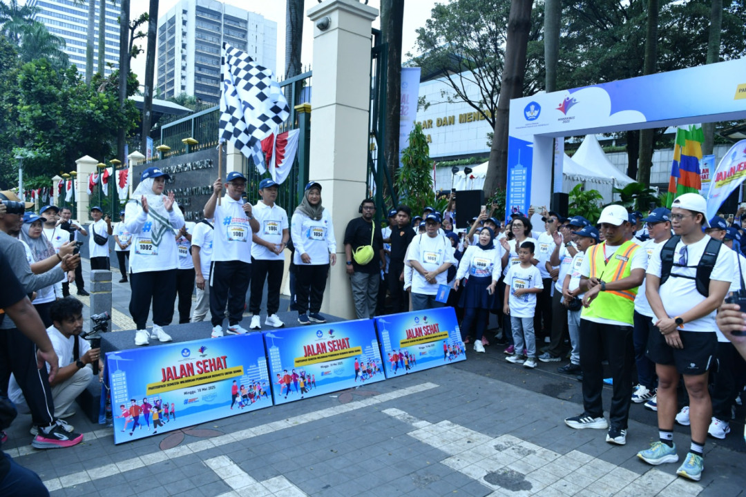 Ribuan Peserta Meriahkan Jalan Sehat Hardiknas 2025