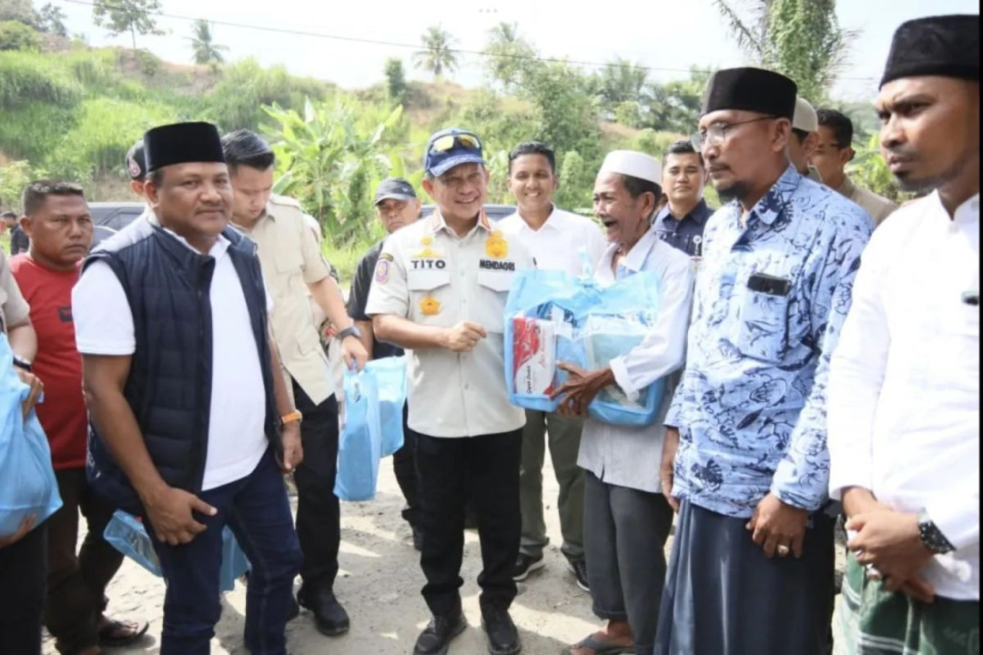Mendagri Tinjau Pemulihan Aceh dan Serahkan Bantuan Ibadah ke Warga