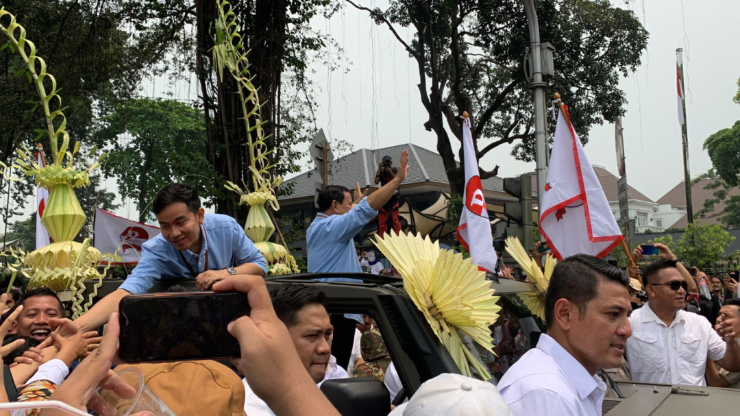 Ganti Kendaraan di Taman Suropati, Prabowo-Gibran Gunakan Jeep Menuju KPU