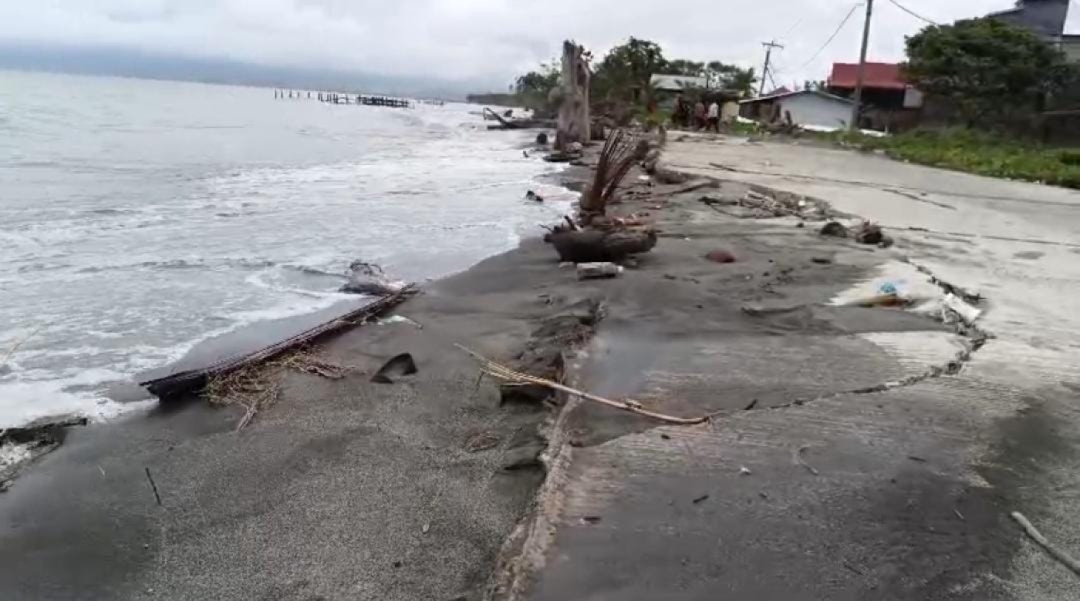 Warga Ujung Baru Keluhkan Abrasi Pantai yang Terus Menerjang Pesisir Kabupaten Pinrang