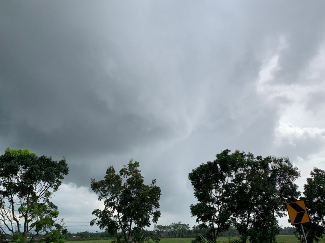 Hujan Deras Perlambat Arus Balik di Tol Pemalang–Batang