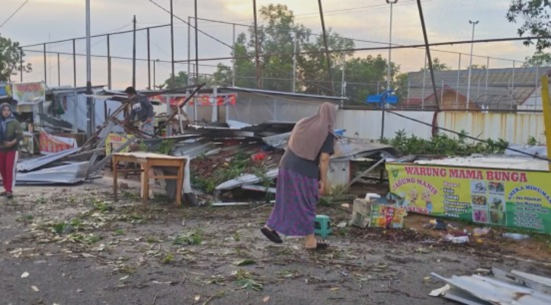 Hujan Disertai Angin Kencang, Kios Pedagang di Pangkalpinang Roboh
