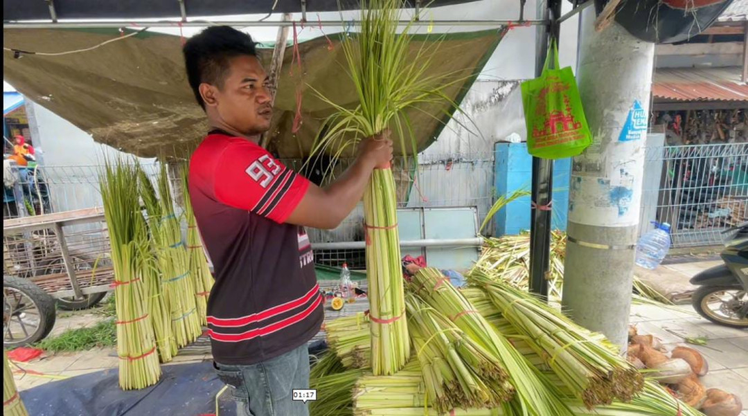 Jelang Lebaran Ketupat, Pedagang Janur di Lamongan Mulai Ramai Meski Daya Beli Menurun
