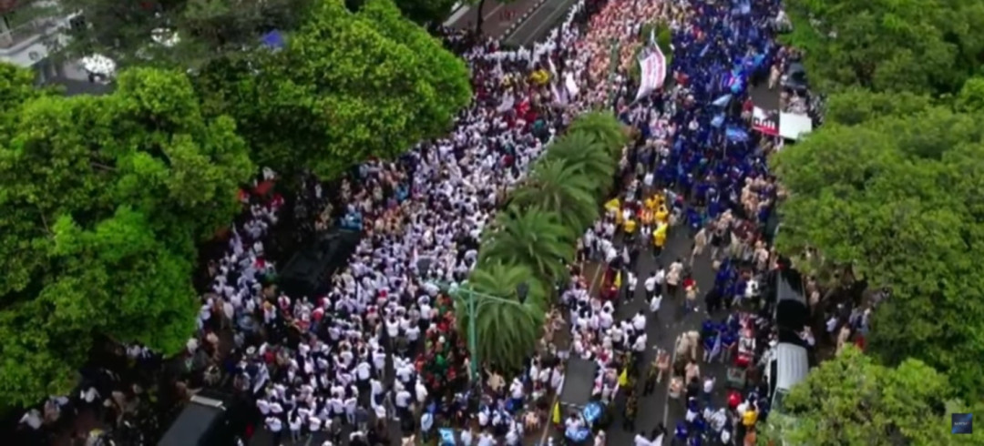 Massa Pendukung Sambut Prabowo-Gibran dengan Sorakan Yel-Yel Sepak Bola