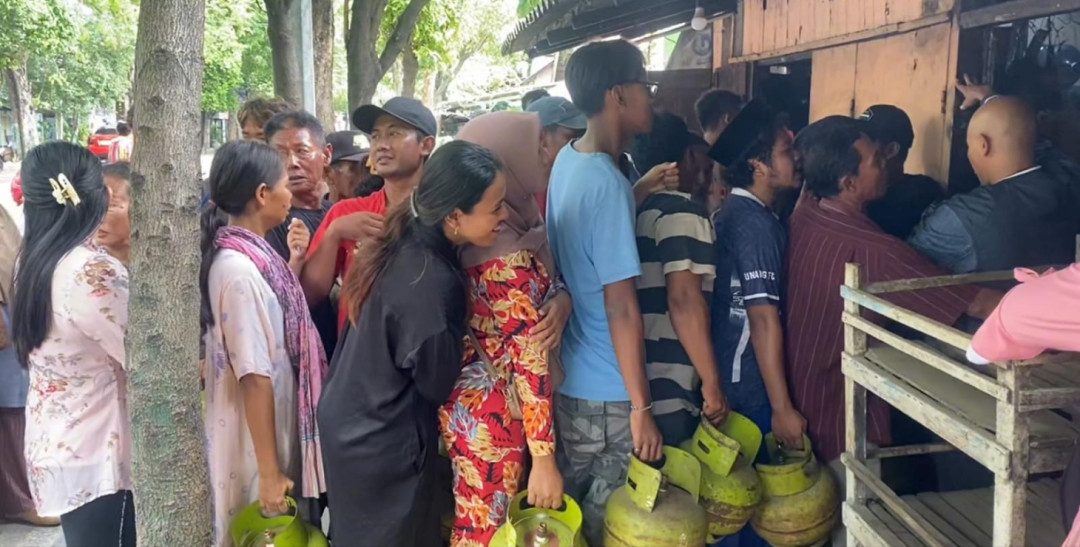 Gas 3 Kg Langka, Warga Tuban Rela Antre Berdesakan