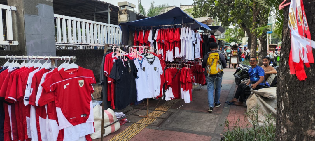 Jelang Final Indonesia vs Vietnam, Pedagang Mulai Ramai Cari Rezeki di Kawasan Senayan
