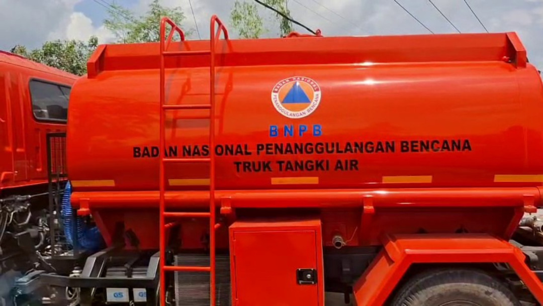 BPBD Lombok Tengah Salurkan Air Bersih dan Sembako untuk Korban Banjir Desa Kabul